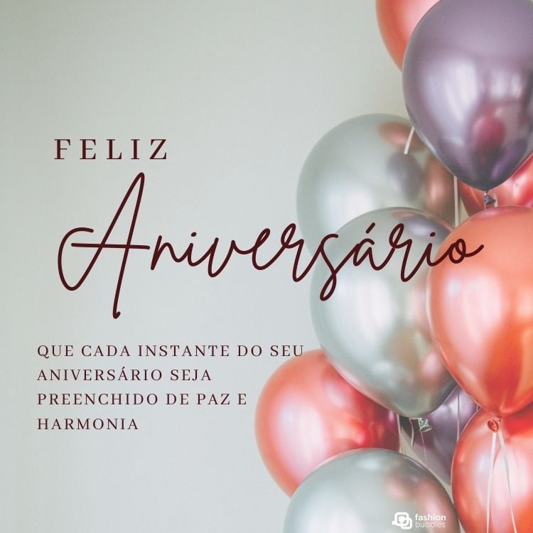 A imagem mostra balões em tons de rosa, lilás e prateado, acompanhados da mensagem: "Feliz Aniversário. Que cada instante do seu aniversário seja preenchido de paz e harmonia", sobre um fundo claro. É uma saudação festiva e elegante.