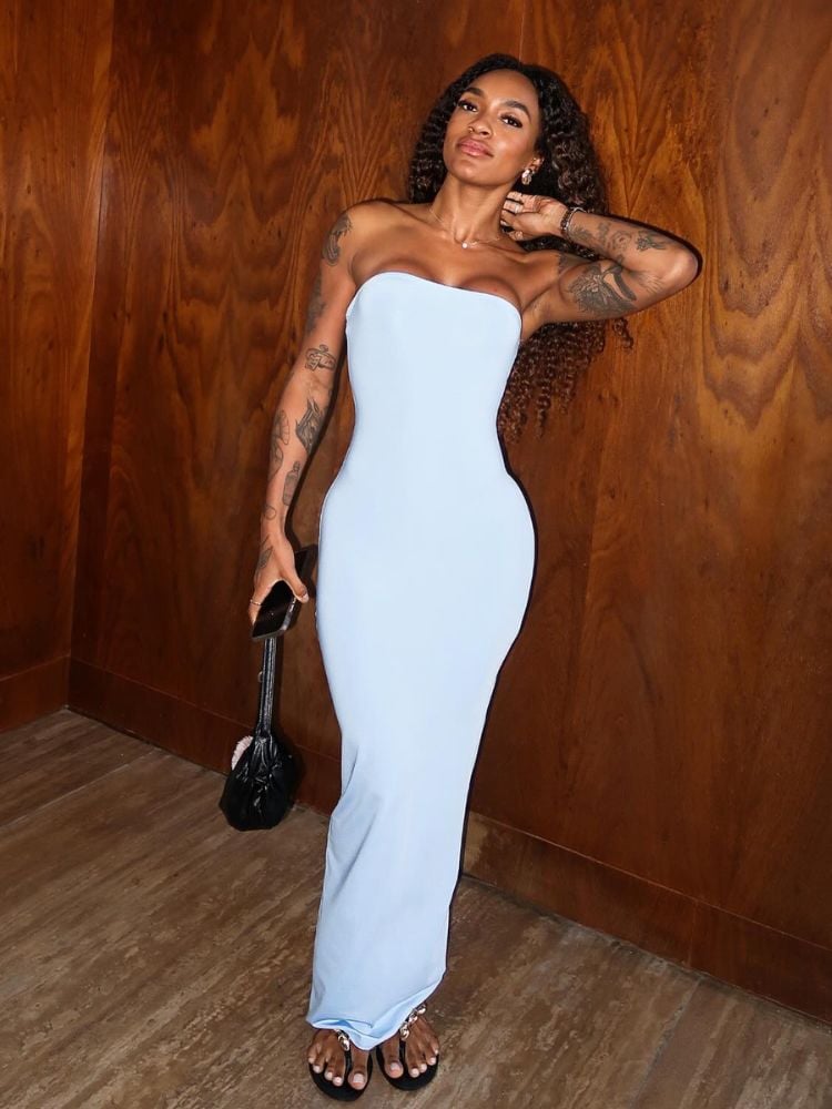 Patricia Ramos usando vestido longo sem alças branco e bolsa preta