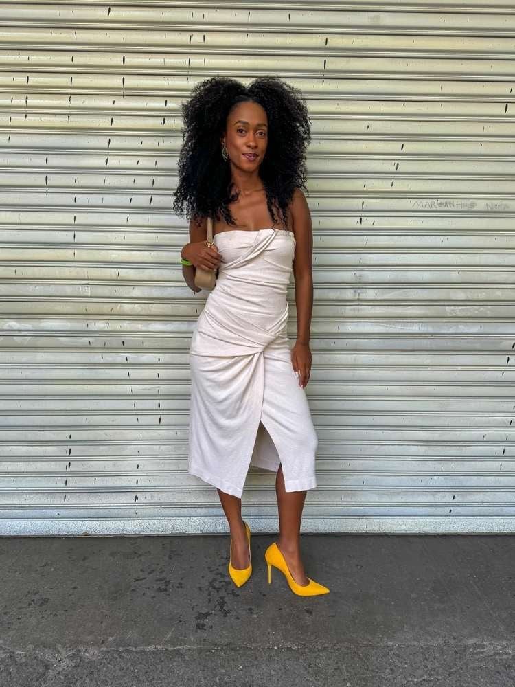 Kananda Eller usando vestido branco midi e salto amarelo