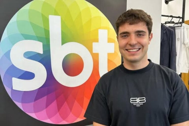 Foto de João Augusto Liberato, filho do Gugu, ao lado de logo do SBT