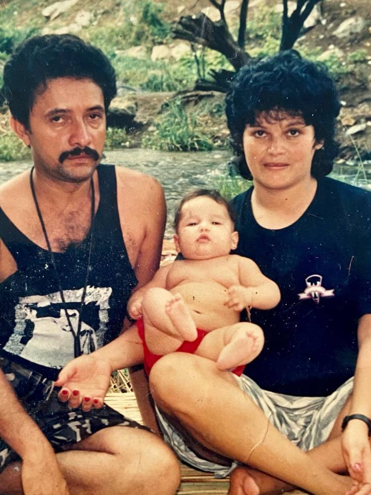 Foto antiga de pai, mãe e Juliette bebê