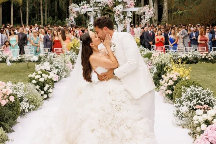 Foto de Larissa Manoela e André Frambach se casando pela terceira vez