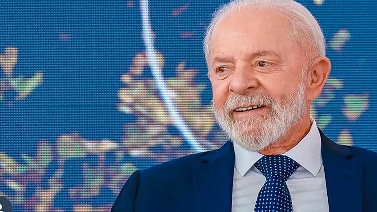 Após passar por cirurgia, Lula seguirá internado em hospital de SP.