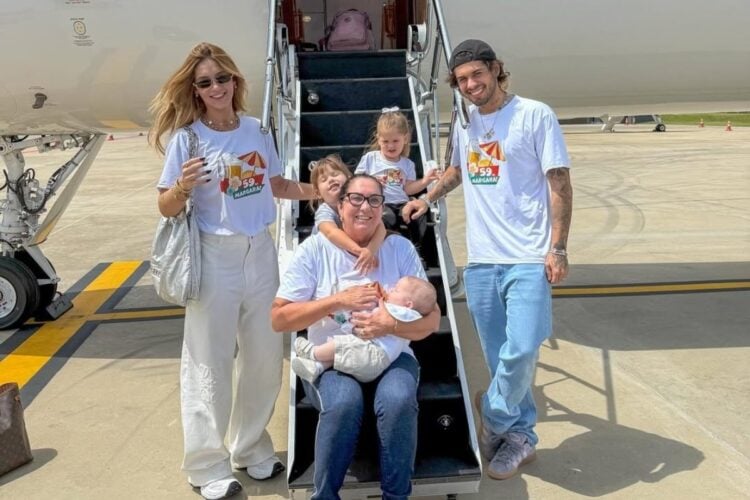 Foto de Virginia Fonseca com a mãe, o marido Zé Felipe e os filhos Maria Alice, Maria Flor e José Leonardo