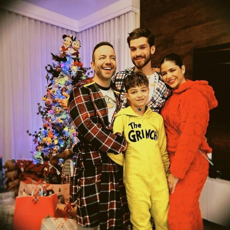 Foto de João Guilherme com o padrasto, o irmão e a mãe no Natal