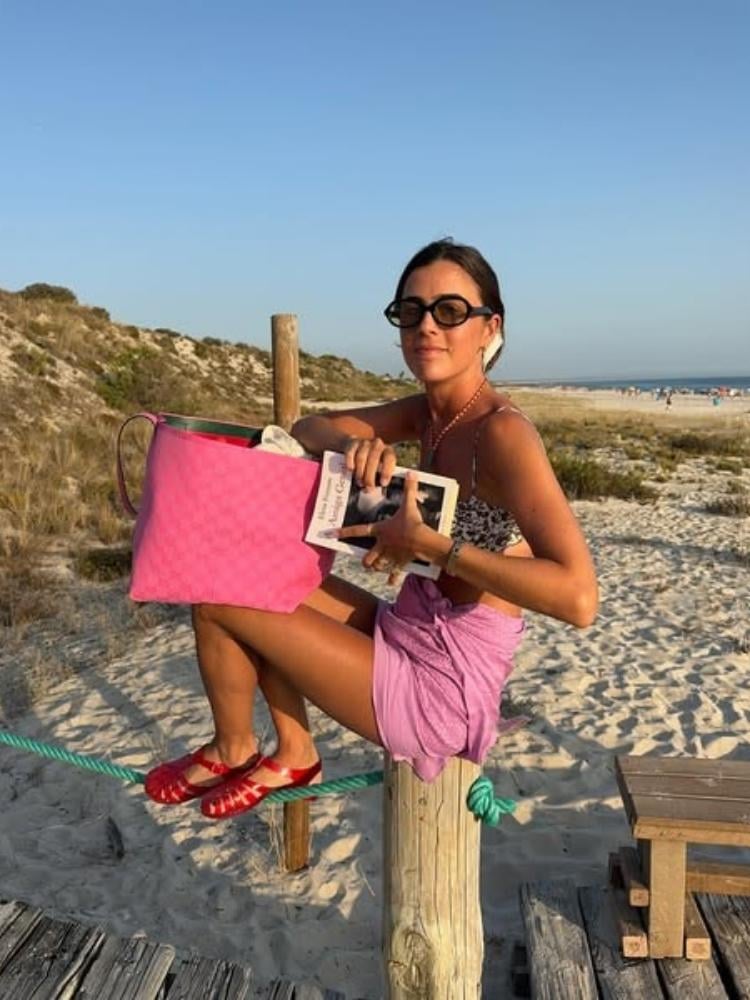 Foto da influencer Vic Montanari usando jelly shoes vermelho na praia