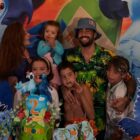 Foto de Pedro Scooby e família no aniversário de 2 anos da filha Aurora