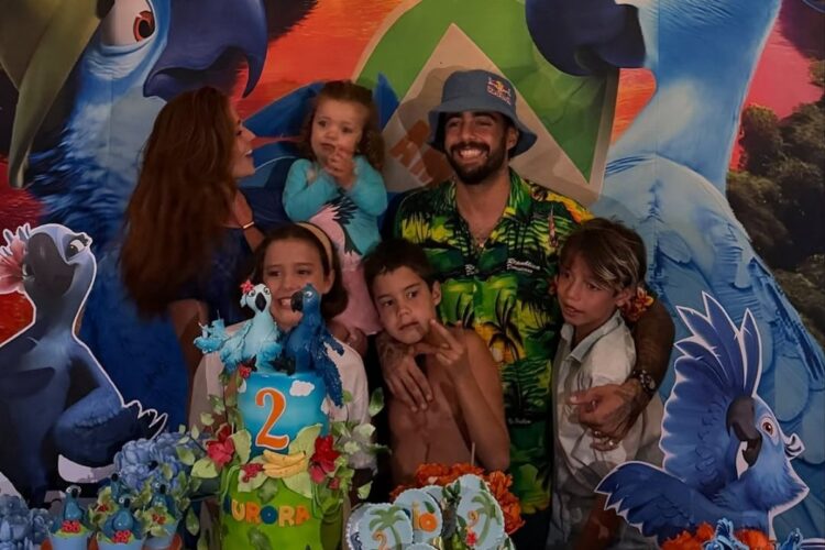 Foto de Pedro Scooby e família no aniversário de 2 anos da filha Aurora