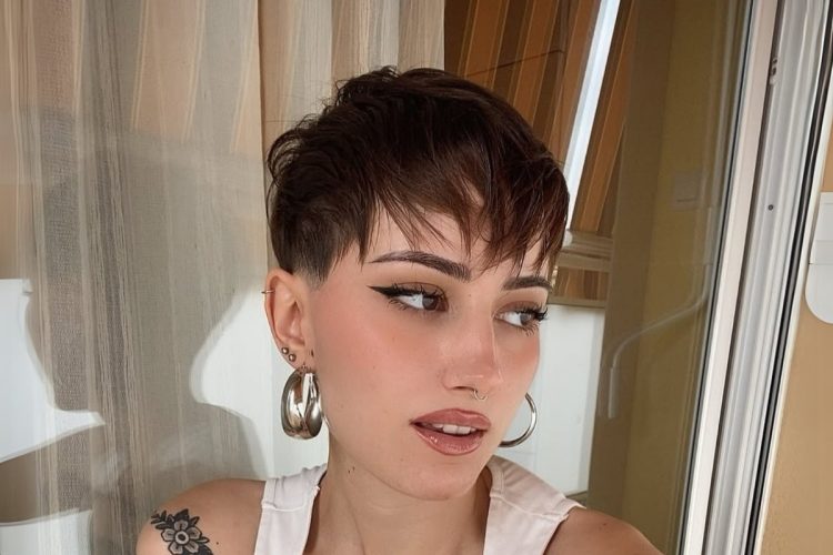 Foto de mulher branca com corte de cabelo curto